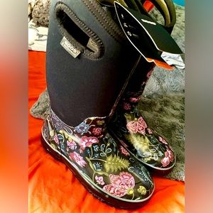 Bogs NWT WOMENS size 8 Winter Floral Bogs Boots